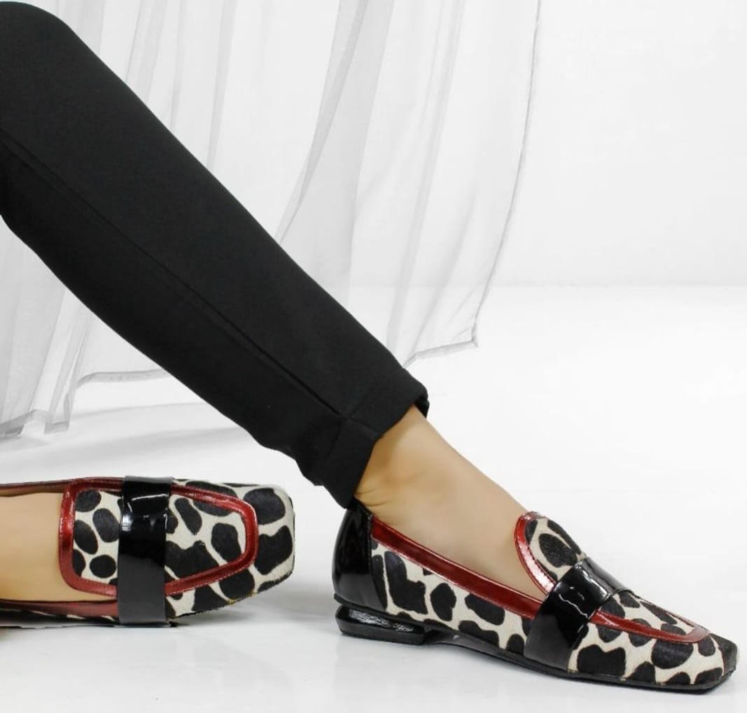 Mocasines Para Mujer Con Estampado Animal Print Y Detalle Metálico - Zapatos Elegantes Y Cómodos, Fabricados En España