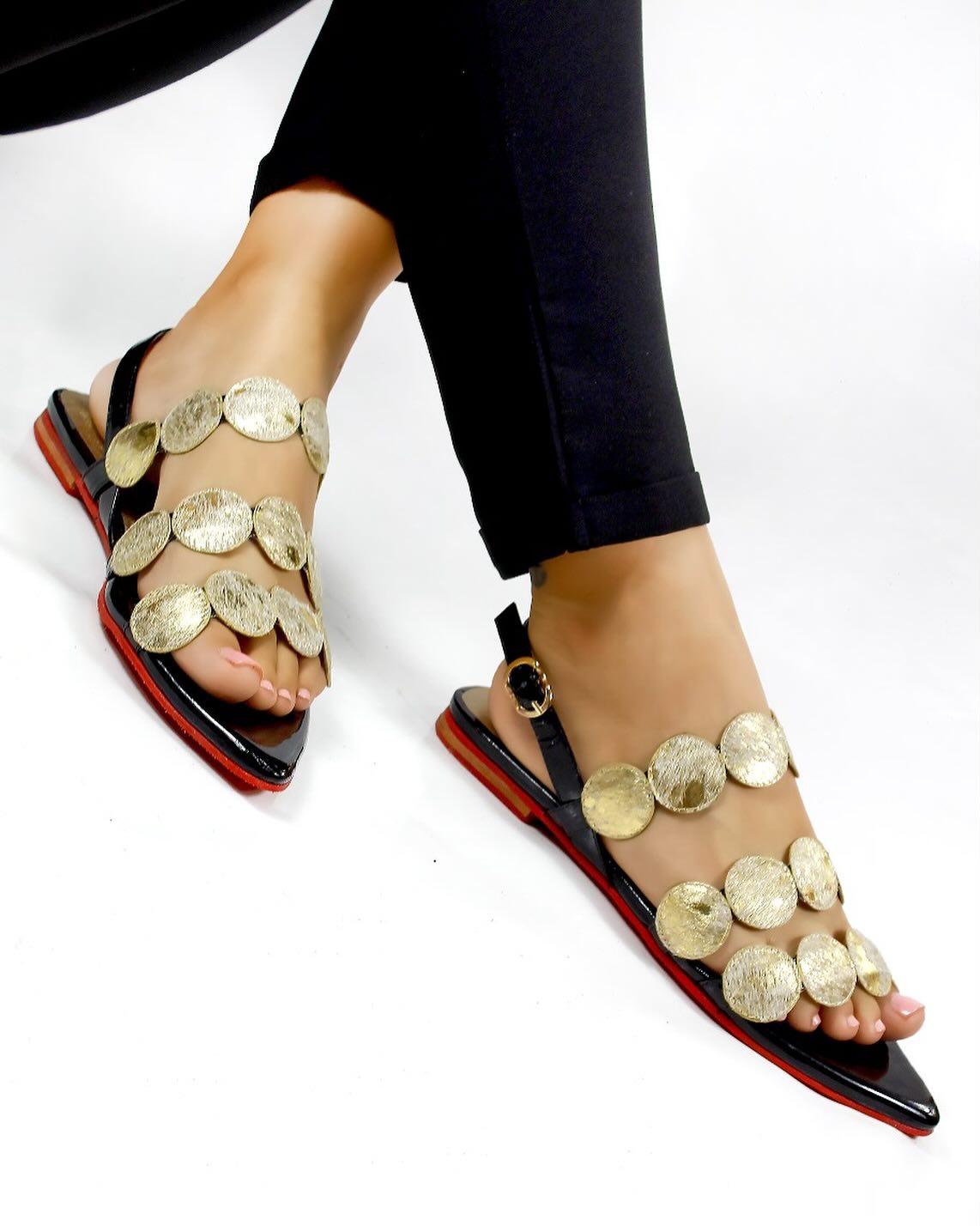 Sandalias cuero monedas doradas[MIA1]