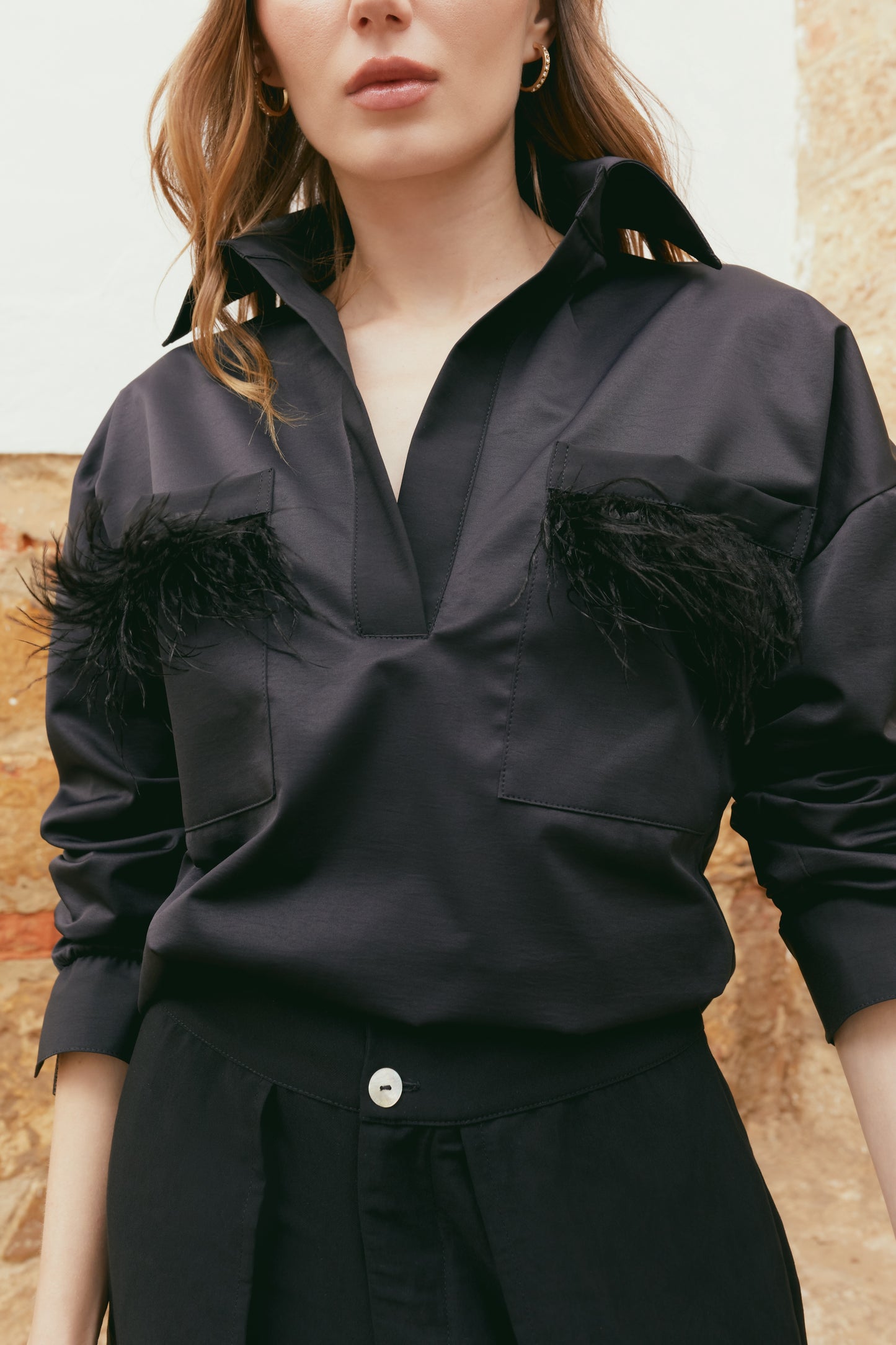 Camisa negra con aplicaciones de plumas cisne negro [SP858]